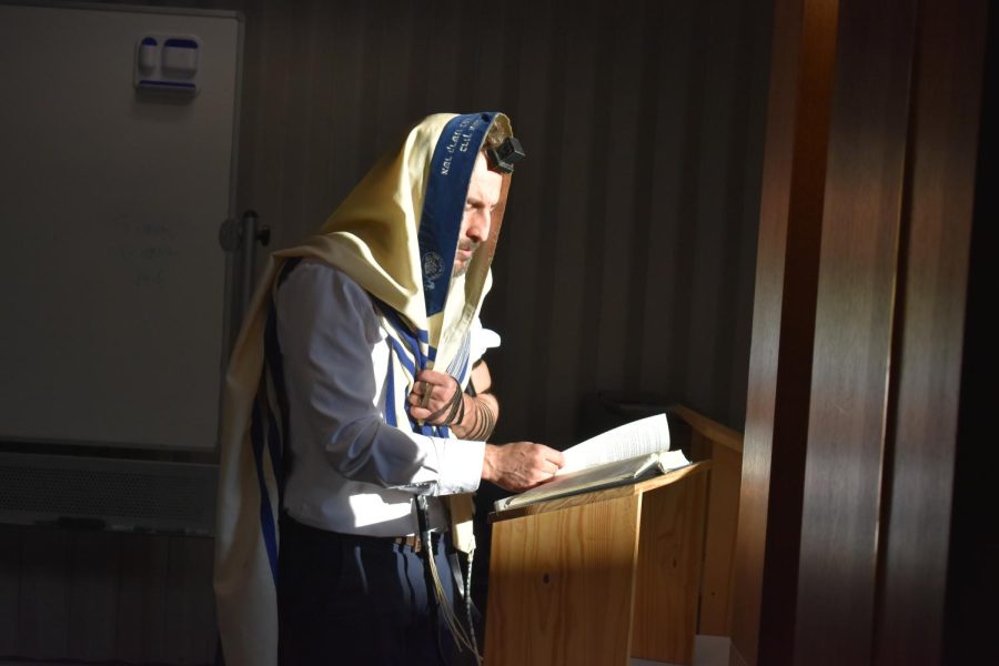 Rabbi Aaron Philmus prays in HBHA’s morning service. Image by Aviva Clauer.