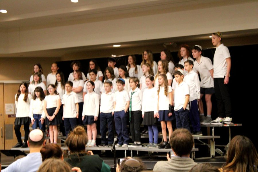 The+4th+and+5th+graders+singing+for+all+their+families+at+the+winter+showcase.+Photo+by+Elia+Ellis.