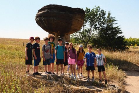The sixth grade class bonding together on a hike. Image by Cody Welton.